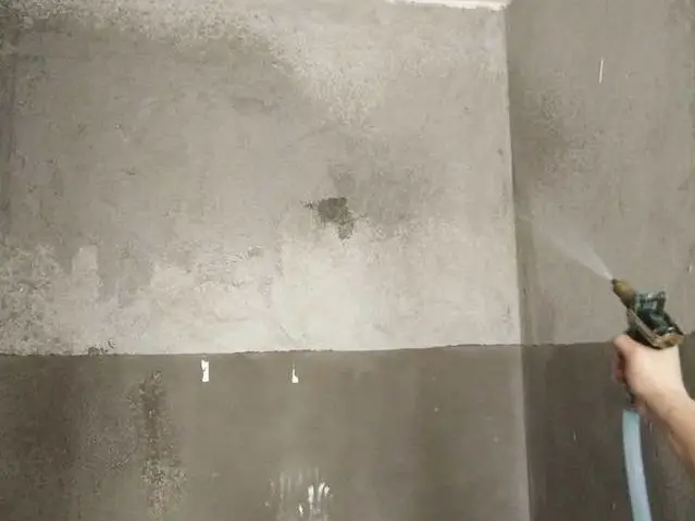 貼磚墻上不灑水，瓷磚掉了別后悔！