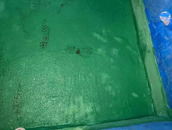 刷完防水，防水層表面冒水珠，是漏水嗎？